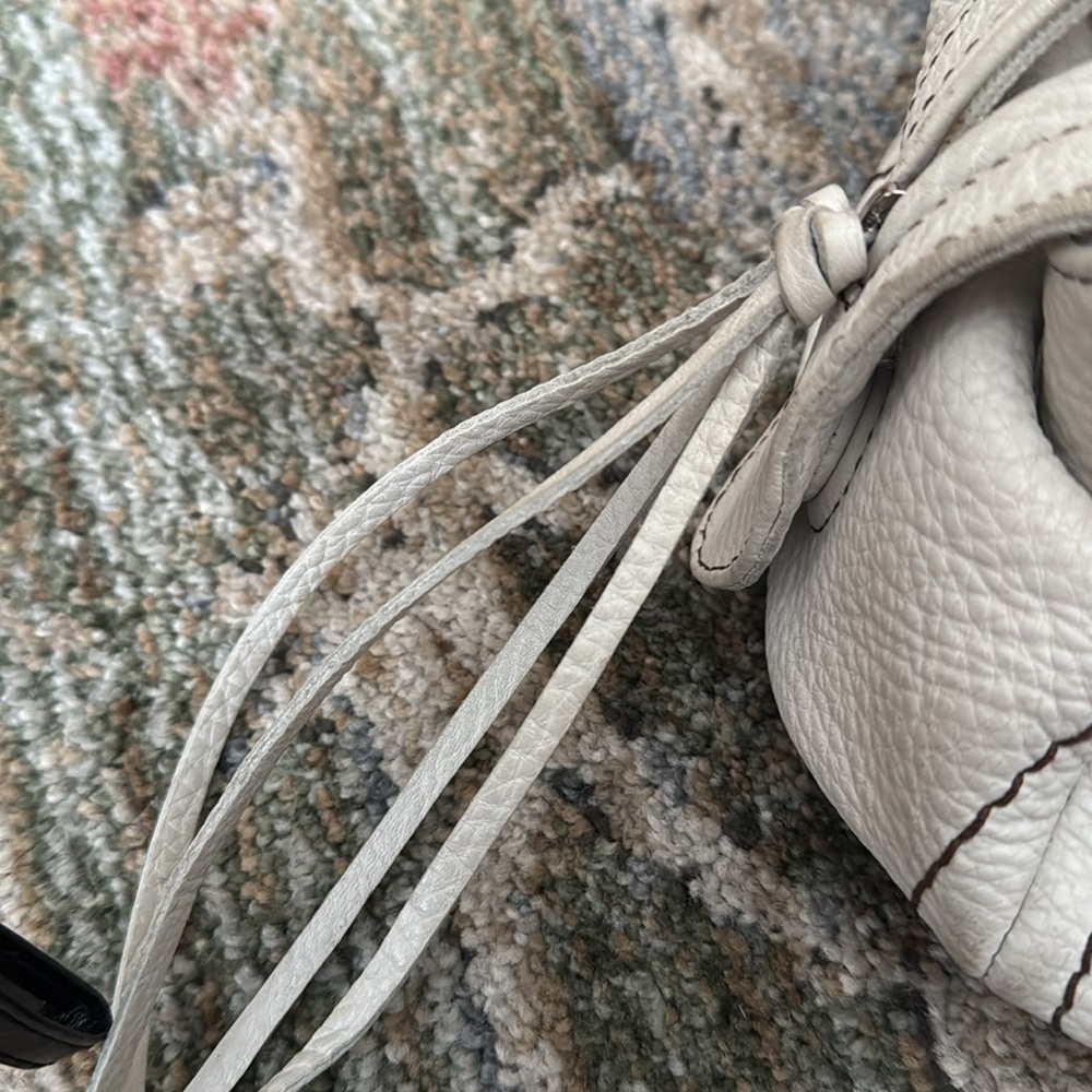 Elegant White Leather Handbag - Picture 5 of 8